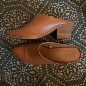 Women’s Universal thread tan mules size 7